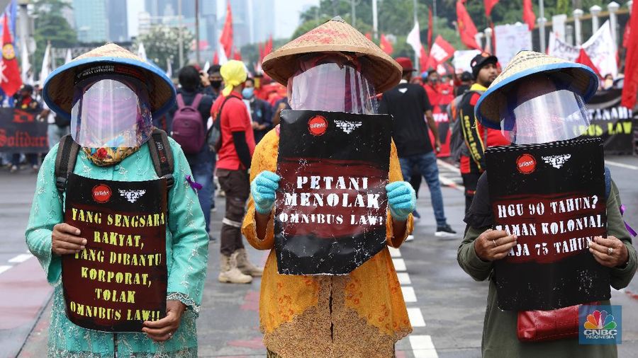 Demo Tolak Omnibus Law di Depan Gedung DPR. (CNBC Indonesia/Andrean Kristianto)