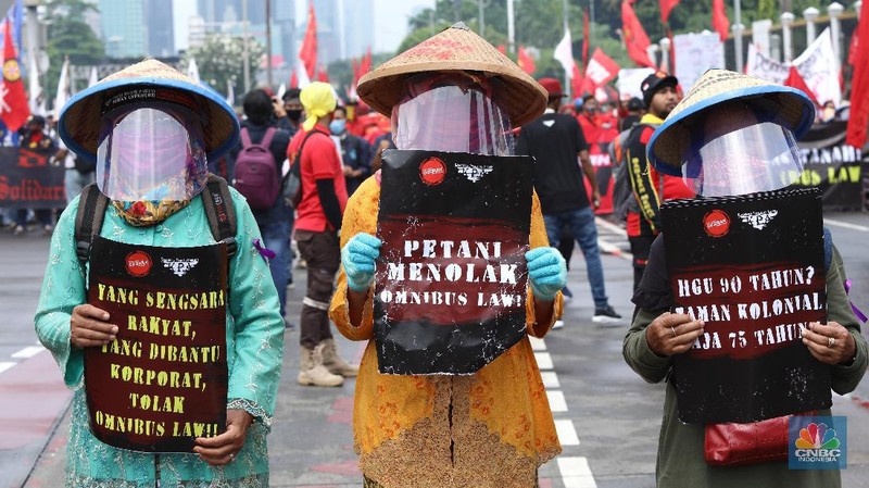 Demo Tolak Omnibus Law di Depan Gedung DPR. (CNBC Indonesia/Andrean Kristianto)