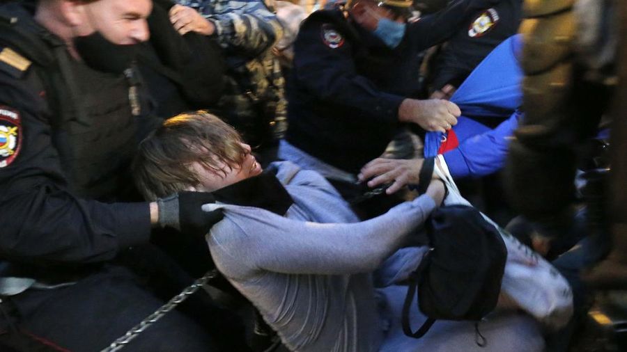Warga Rusia Demo Tolak Putin Jadi Presiden. AP/Alexander Zemlianichenko