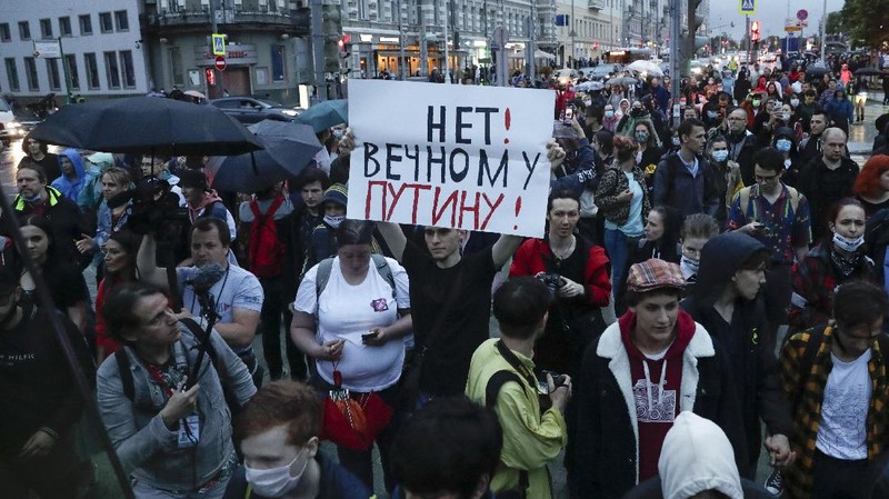 Warga Rusia Demo Tolak Putin Jadi Presiden. AP/Alexander Zemlianichenko