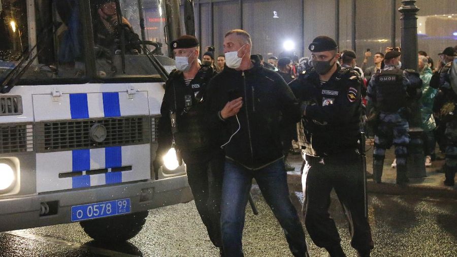 Warga Rusia Demo Tolak Putin Jadi Presiden. AP/Alexander Zemlianichenko