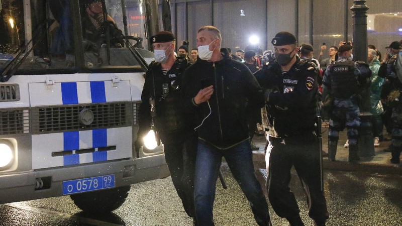 Warga Rusia Demo Tolak Putin Jadi Presiden. AP/Alexander Zemlianichenko