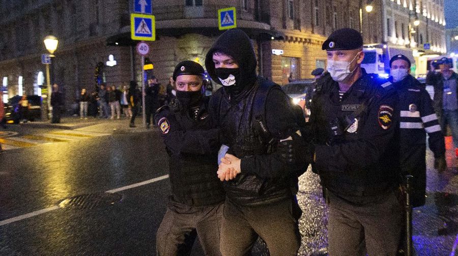 Warga Rusia Demo Tolak Putin Jadi Presiden. AP/Alexander Zemlianichenko