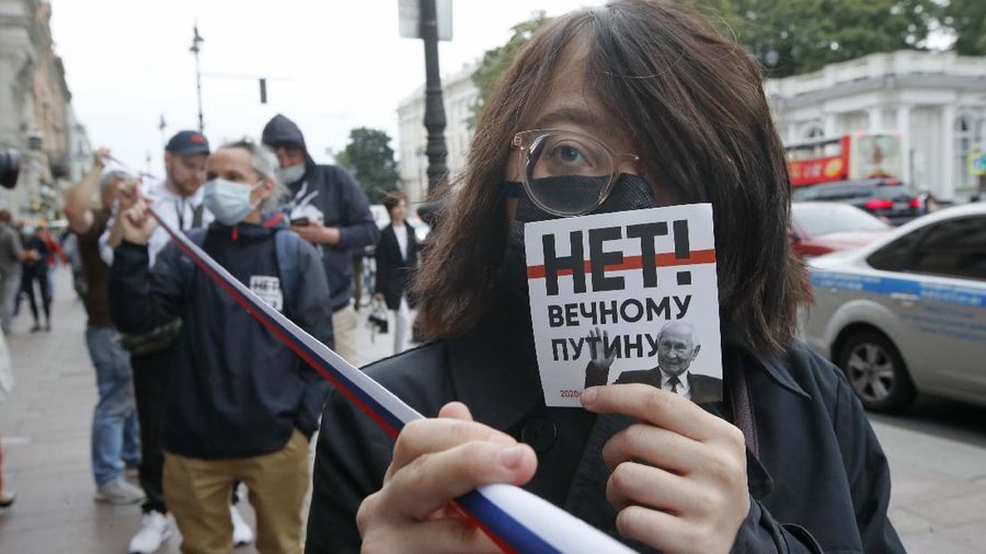 Warga Rusia Demo Tolak Putin Jadi Presiden. AP/Alexander Zemlianichenko