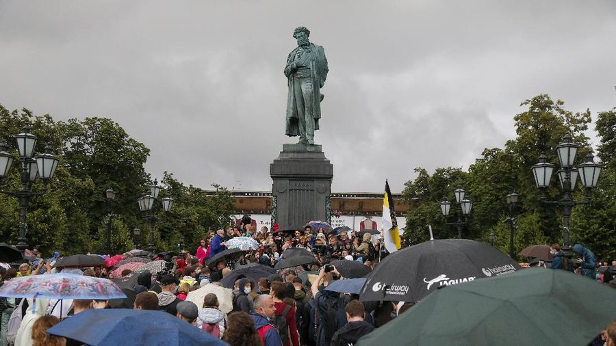Warga Rusia Demo Tolak Putin Jadi Presiden. AP/Alexander Zemlianichenko