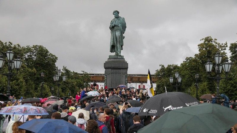 Warga Rusia Demo Tolak Putin Jadi Presiden. AP/Alexander Zemlianichenko