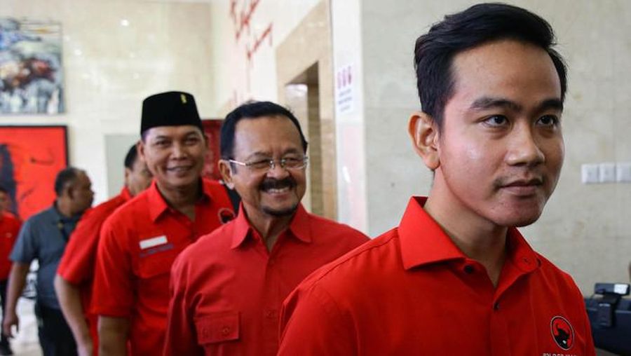 Gibran (depan) dan Teguh (belakang Gibran) mengenakan seragam PDIP. (Grandyos Zafna/detikcom)