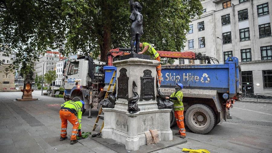 Patung pendemo Black Lives Matter di Inggris diturunkan. AP/Ben Birchall