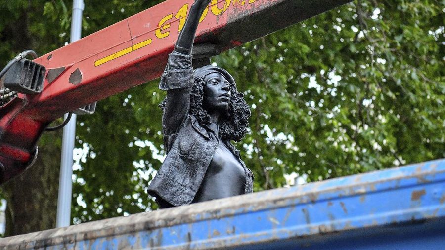 Patung pendemo Black Lives Matter di Inggris diturunkan. AP/Ben Birchall