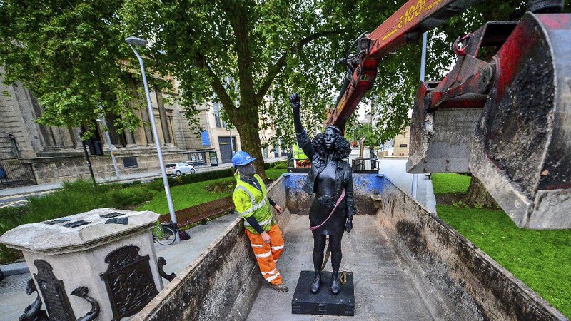Patung pendemo Black Lives Matter di Inggris diturunkan. AP/Ben Birchall