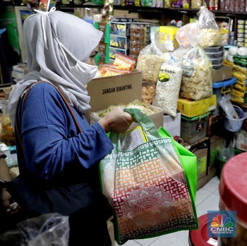 Ramai-ramai Warga Pakai Kantong Belanja Ramah Lingkungan