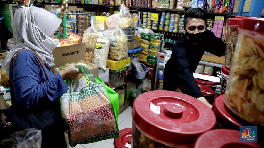 Pengunjung pasar menggunakan Kantong Belanja Ramah Lingkungan (KBRL) di Pasar Tebet Barat, Jakarta, Jumat. (CNBC Indonesia/Muhammad Sabki)