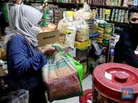 Ramai-ramai Warga Pakai Kantong Belanja Ramah Lingkungan
