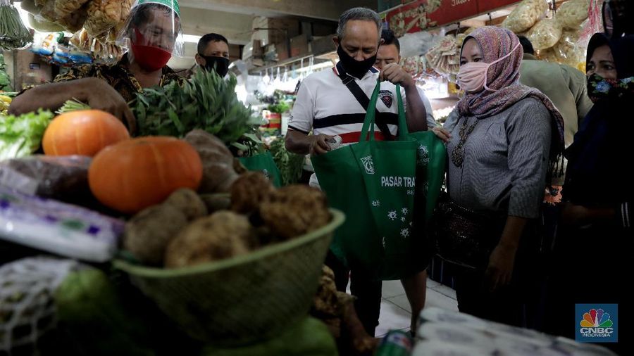 Pengunjung pasar menggunakan Kantong Belanja Ramah Lingkungan (KBRL) di Pasar Tebet Barat, Jakarta, Jumat. (CNBC Indonesia/Muhammad Sabki)