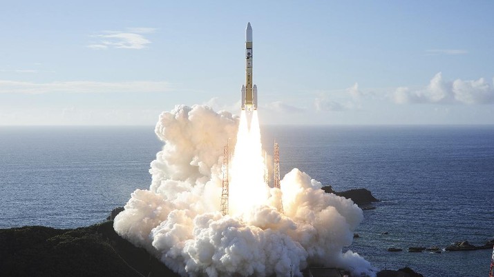 Japan Mars UAE In this photo released by MHI, an H-IIA rocket with United Arab Emirates' Mars orbiter Hope lifts off from Tanegashima Space Center in Kagoshima, southern Japan Monday, July 20, 2020. A United Arab Emirates spacecraft rocketed away Monday on a seven-month journey to Mars, kicking off the Arab world’s first interplanetary mission. (MHI via AP)