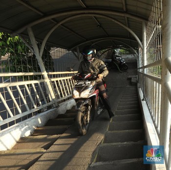 Malu Dong! JPO Pasar Minggu 'Dirampas' Pengendara Motor