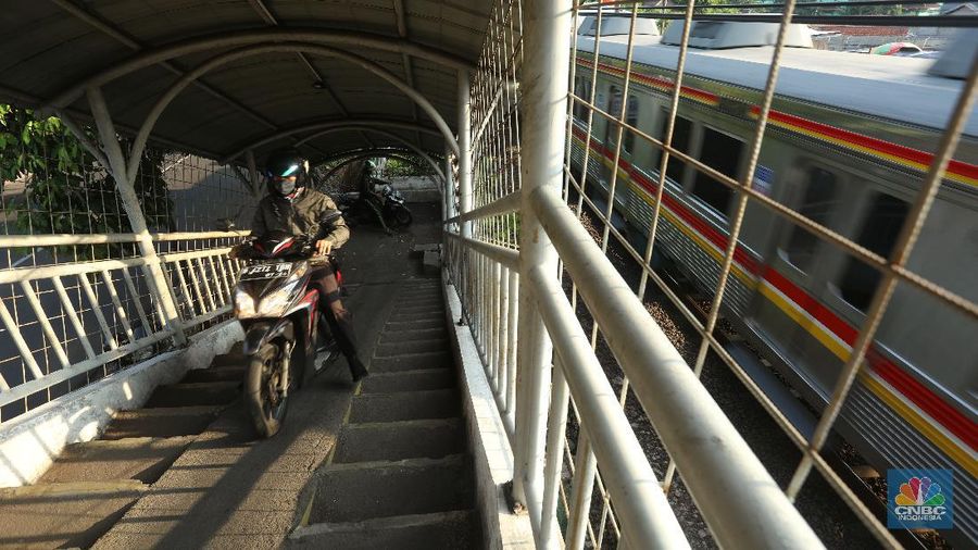 JPO di Pasar Minggu Ini Dirampas Pengendara Motor (CNBC Indonesia/Andrean Kristianto)