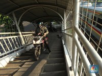 Malu Dong! JPO Pasar Minggu 'Dirampas' Pengendara Motor
