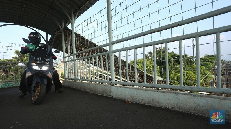 JPO di Pasar Minggu Ini Dirampas Pengendara Motor (CNBC Indonesia/Andrean Kristianto)