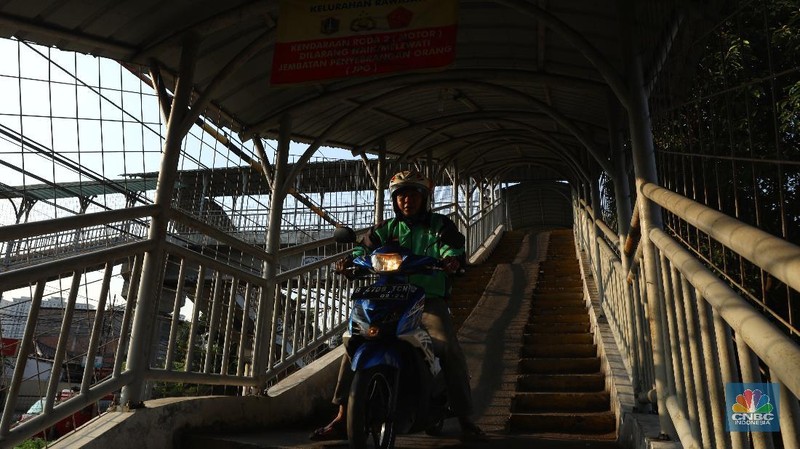 JPO di Pasar Minggu Ini Dirampas Pengendara Motor (CNBC Indonesia/Andrean Kristianto)