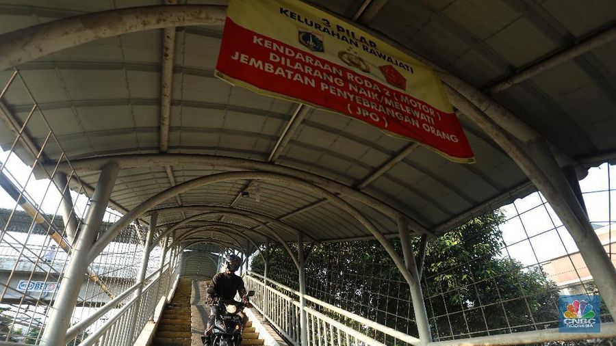 JPO di Pasar Minggu Ini Dirampas Pengendara Motor (CNBC Indonesia/Andrean Kristianto)