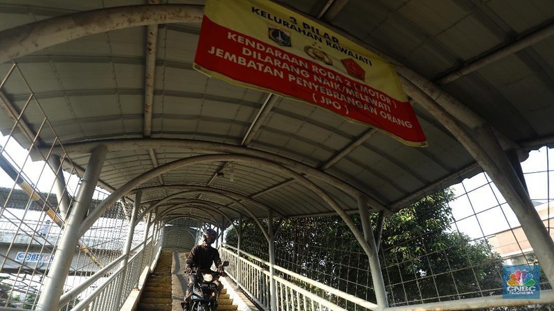 JPO di Pasar Minggu Ini Dirampas Pengendara Motor (CNBC Indonesia/Andrean Kristianto)