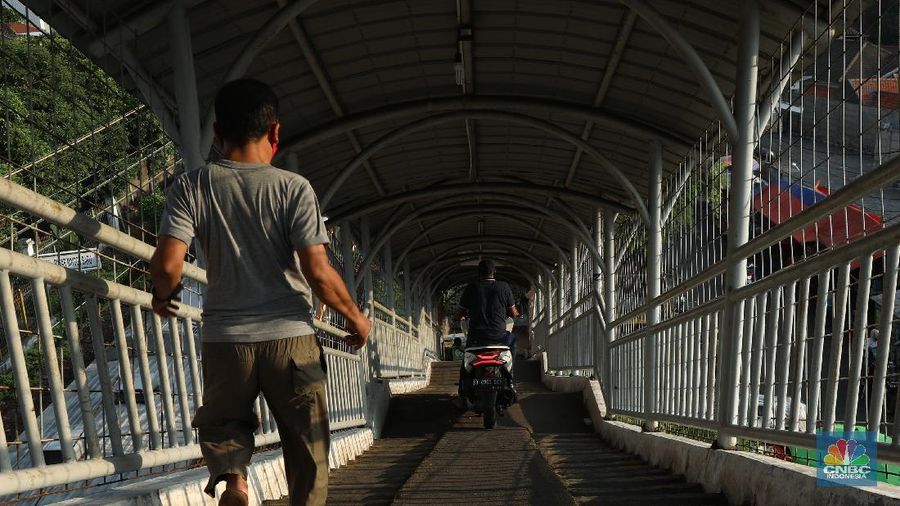 JPO di Pasar Minggu Ini Dirampas Pengendara Motor (CNBC Indonesia/Andrean Kristianto)