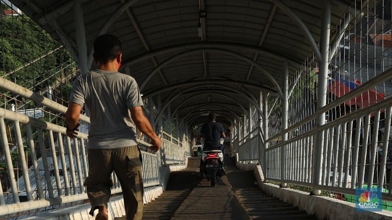 JPO di Pasar Minggu Ini Dirampas Pengendara Motor (CNBC Indonesia/Andrean Kristianto)