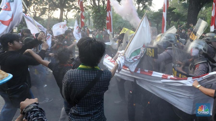 Demo tolak Reklamasi Ancol di depan Balai Kota. (CNBC Indonesia/Andrean Kristianto)