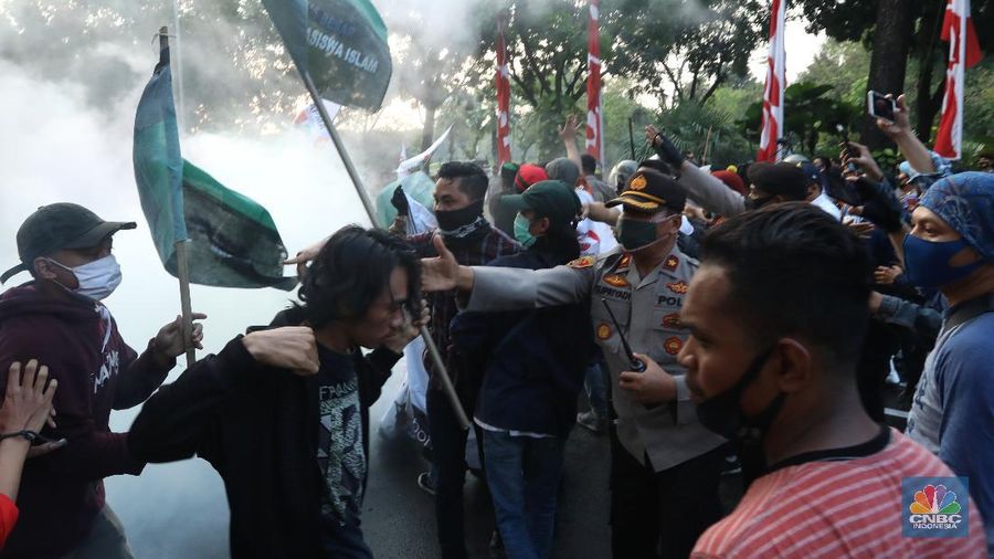Demo tolak Reklamasi Ancol di depan Balai Kota. (CNBC Indonesia/Andrean Kristianto)