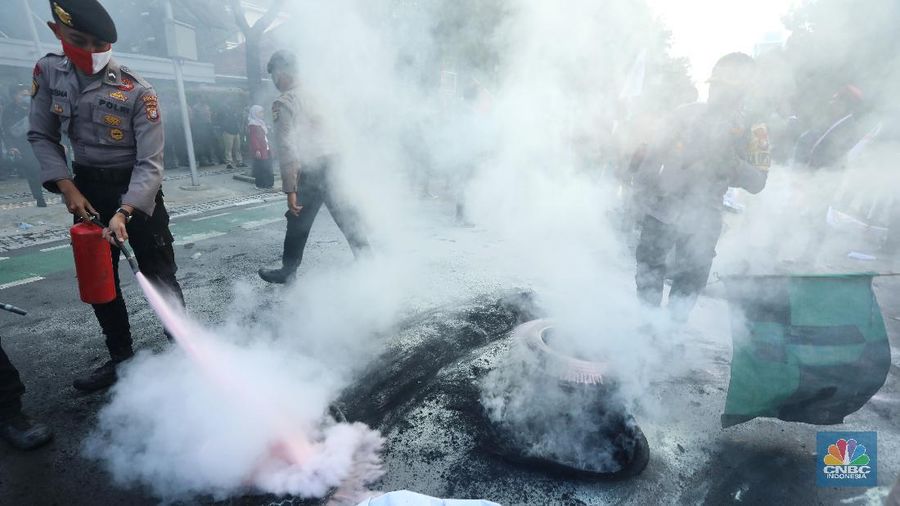 Demo tolak Reklamasi Ancol di depan Balai Kota. (CNBC Indonesia/Andrean Kristianto)