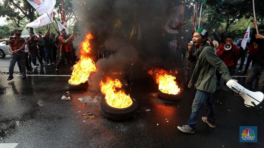 Demo tolak Reklamasi Ancol di depan Balai Kota. (CNBC Indonesia/Andrean Kristianto)