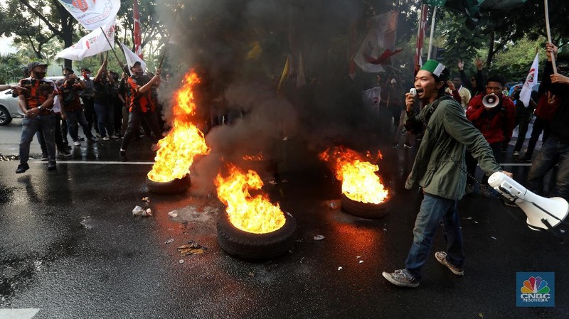 Demo tolak Reklamasi Ancol di depan Balai Kota. (CNBC Indonesia/Andrean Kristianto)