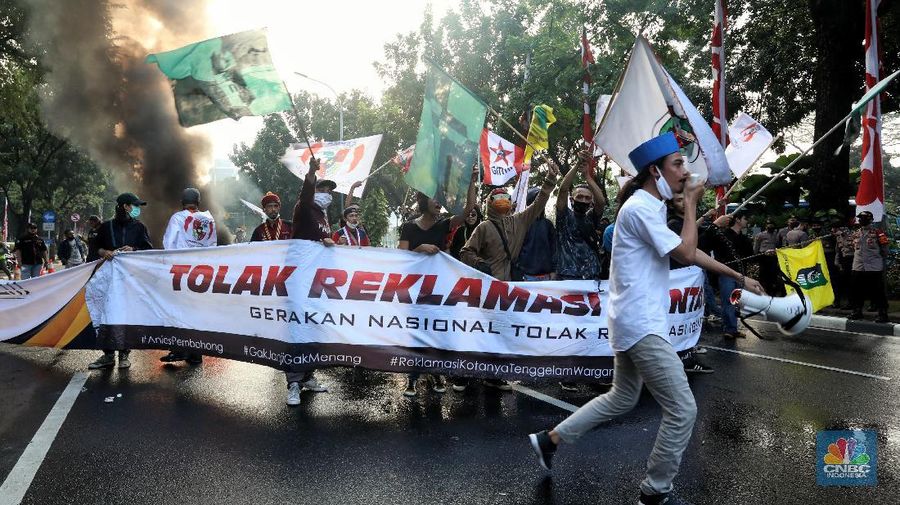 Demo tolak Reklamasi Ancol di depan Balai Kota. (CNBC Indonesia/Andrean Kristianto)