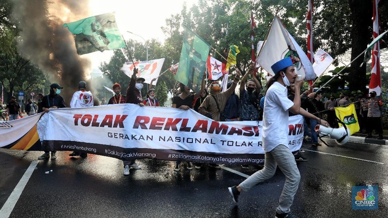 Demo tolak Reklamasi Ancol di depan Balai Kota. (CNBC Indonesia/Andrean Kristianto)