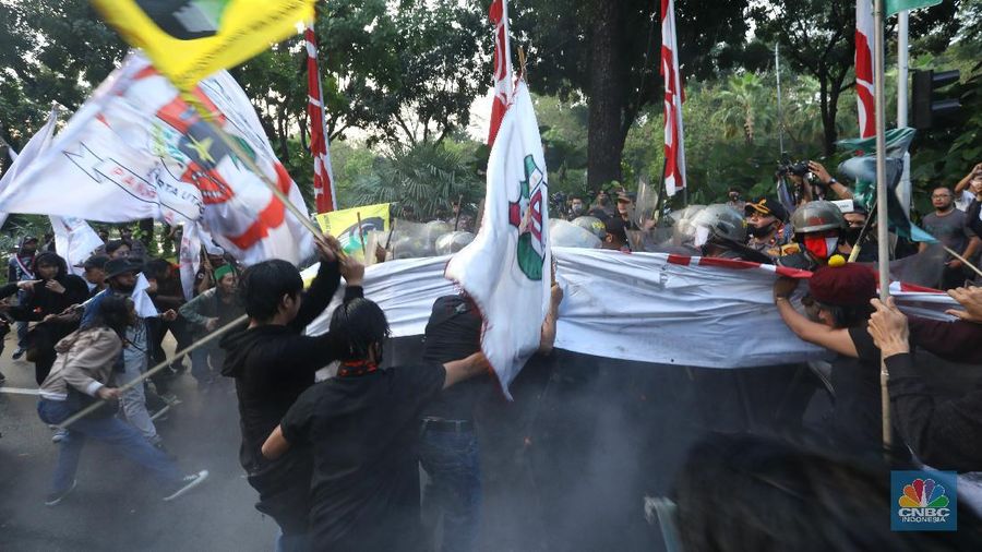 Demo tolak Reklamasi Ancol di depan Balai Kota. (CNBC Indonesia/Andrean Kristianto)