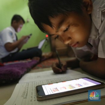Duh, Pelajar ini Nebeng di Rumah Temannya Demi Belajar Online