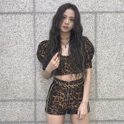 Kostum Member TWICE Mirip Jisoo BLACKPINK, JYP Minta Maaf