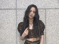 Kostum Member TWICE Mirip Jisoo BLACKPINK, JYP Minta Maaf