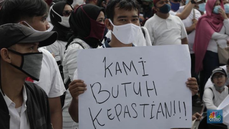 pekerja sektor usaha hiburan yang tergabung dalam Asosiasi Pengusaha Hiburan Jakarta (Asphija)  melakukan unjuk rasa di Balai Kota DKI Jakarta, Selasa (21/7/2020). (CNBC Indonesia/Tri Susilo)