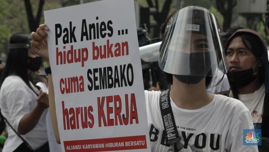 pekerja sektor usaha hiburan yang tergabung dalam Asosiasi Pengusaha Hiburan Jakarta (Asphija)  melakukan unjuk rasa di Balai Kota DKI Jakarta, Selasa (21/7/2020). (CNBC Indonesia/Tri Susilo)