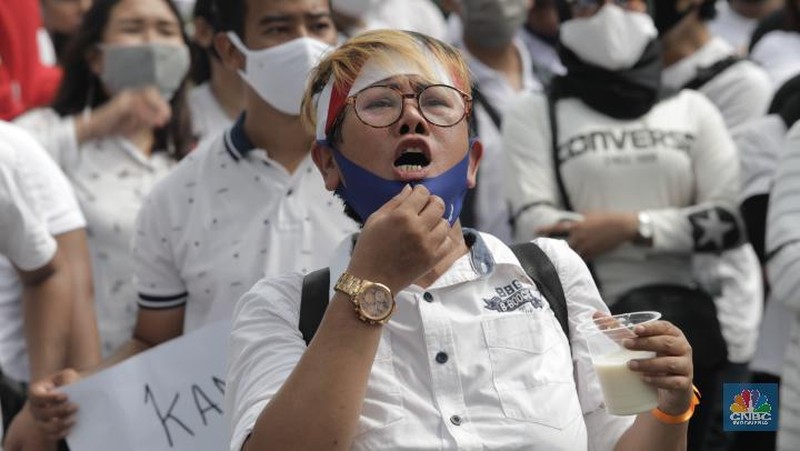 pekerja sektor usaha hiburan yang tergabung dalam Asosiasi Pengusaha Hiburan Jakarta (Asphija)  melakukan unjuk rasa di Balai Kota DKI Jakarta, Selasa (21/7/2020). (CNBC Indonesia/Tri Susilo)