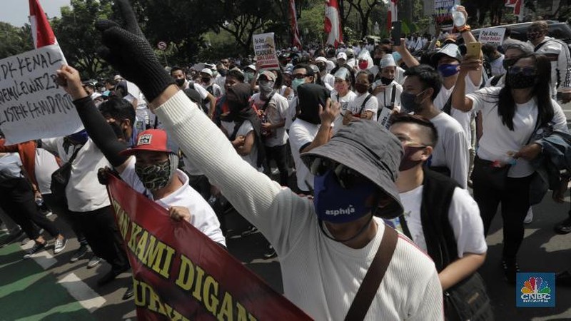 pekerja sektor usaha hiburan yang tergabung dalam Asosiasi Pengusaha Hiburan Jakarta (Asphija)  melakukan unjuk rasa di Balai Kota DKI Jakarta, Selasa (21/7/2020). (CNBC Indonesia/Tri Susilo)
