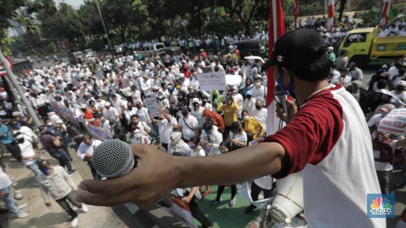 pekerja sektor usaha hiburan yang tergabung dalam Asosiasi Pengusaha Hiburan Jakarta (Asphija)  melakukan unjuk rasa di Balai Kota DKI Jakarta, Selasa (21/7/2020). (CNBC Indonesia/Tri Susilo)