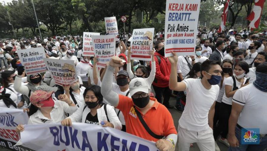 pekerja sektor usaha hiburan yang tergabung dalam Asosiasi Pengusaha Hiburan Jakarta (Asphija) melakukan unjuk rasa di Balai Kota DKI Jakarta, Selasa (21/7/2020). (CNBC Indonesia/Tri Susilo)