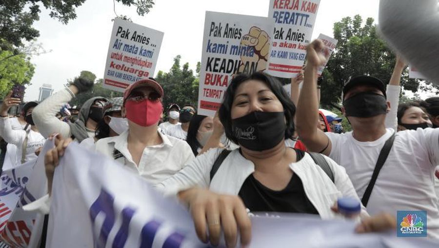 pekerja sektor usaha hiburan yang tergabung dalam Asosiasi Pengusaha Hiburan Jakarta (Asphija) melakukan unjuk rasa di Balai Kota DKI Jakarta, Selasa (21/7/2020). (CNBC Indonesia/Tri Susilo)