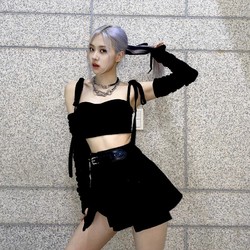 Debut Solo, Outfit Rose BLACKPINK Bisa Buat DP Rumah!