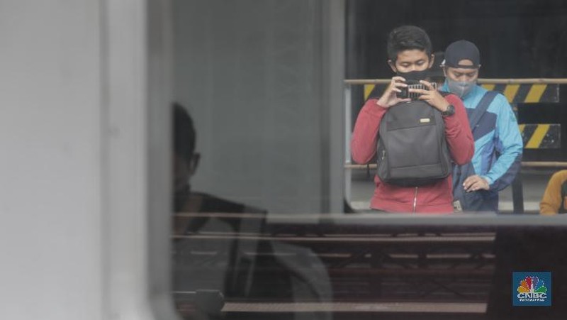 Sosialisasi penumpang KRL harus menggunakan pakain lengan panjang akan diberlakukan pekan ini. (CNBC Indonesia/Tri Susilo)