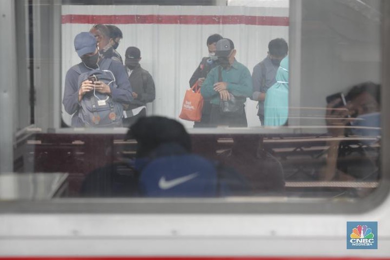 Kondisi di Stasiun Manggarai Jakarta Selatan pada Kamis (28/5/2020) terpantau masih ramai. Banyak warga yang berlalu lalang meski masih memasuki pelaksanaan Pembatasan Sosial Berskala Besar atau PSBB dan akan berakhir 4 Juni 2020 di DKI Jakarta.
 
Di stasiun, para pengguna KRL khususnya dari sejumlah daerah penyangga Jakarta masih banyak berdatangan ke Ibu Kota saat jam kerja.
 
Dari pantauan CNBC Indonesia dilapangan, Kamis (28/5/2020), penumpang di Stasiun Manggarai terdiri dari berbagai macam kalangan. Mulai dari orang dewasa hingga anak-anak masih terlihat bepergian menggunakan KRL.
 
Sementara itu, tampak petugas keamanan stasiun akan menegur penumpang jika tak menggunakan masker dan tidak menerapkan physical distancing atau menjaga jarak.
 
Kendati begitu, situasi di Stasiun Manggarai tidak sepadat di saat-saat jam kerja. Penumpang di dalam kereta pun terlihat relatif sepi.
 
Untuk diketahui sebelumnya, PSBB untuk memutus penyebaran virus Corona atau Covid-19 belum dapat diterapkan 100%.
 

Begitu juga dengan tulisan larangan duduk atau saling menjaga jarak saat berada di dalam gerbong. Sesuai aturan moda transportasi saat masa PSBB, KRL harus membatasi jadwal kereta begitu juga kapasitas penumpangnya, yakni maksimal 50% dari jumlah normal. (CNBC Indonesia/ Tri Susilo)
