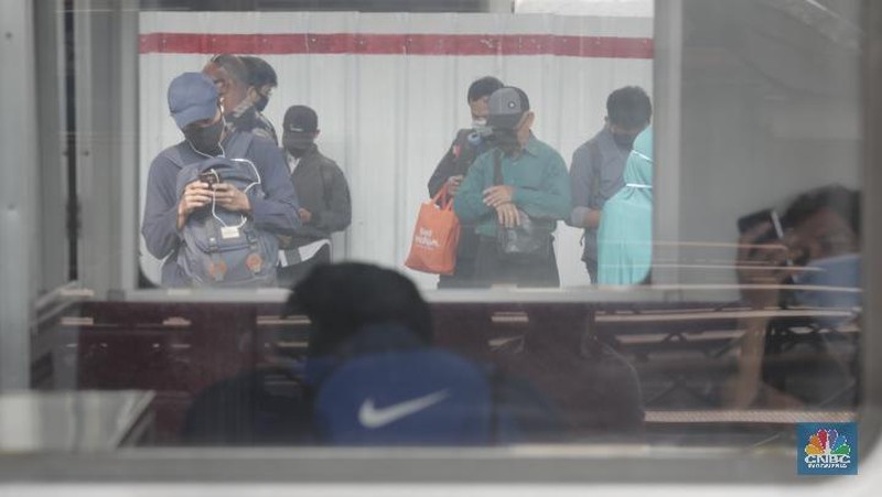 Kondisi di Stasiun Manggarai Jakarta Selatan pada Kamis (28/5/2020) terpantau masih ramai. Banyak warga yang berlalu lalang meski masih memasuki pelaksanaan Pembatasan Sosial Berskala Besar atau PSBB dan akan berakhir 4 Juni 2020 di DKI Jakarta.
 
Di stasiun, para pengguna KRL khususnya dari sejumlah daerah penyangga Jakarta masih banyak berdatangan ke Ibu Kota saat jam kerja.
 
Dari pantauan CNBC Indonesia dilapangan, Kamis (28/5/2020), penumpang di Stasiun Manggarai terdiri dari berbagai macam kalangan. Mulai dari orang dewasa hingga anak-anak masih terlihat bepergian menggunakan KRL.
 
Sementara itu, tampak petugas keamanan stasiun akan menegur penumpang jika tak menggunakan masker dan tidak menerapkan physical distancing atau menjaga jarak.
 
Kendati begitu, situasi di Stasiun Manggarai tidak sepadat di saat-saat jam kerja. Penumpang di dalam kereta pun terlihat relatif sepi.
 
Untuk diketahui sebelumnya, PSBB untuk memutus penyebaran virus Corona atau Covid-19 belum dapat diterapkan 100%.
 

Begitu juga dengan tulisan larangan duduk atau saling menjaga jarak saat berada di dalam gerbong. Sesuai aturan moda transportasi saat masa PSBB, KRL harus membatasi jadwal kereta begitu juga kapasitas penumpangnya, yakni maksimal 50% dari jumlah normal. (CNBC Indonesia/ Tri Susilo)
